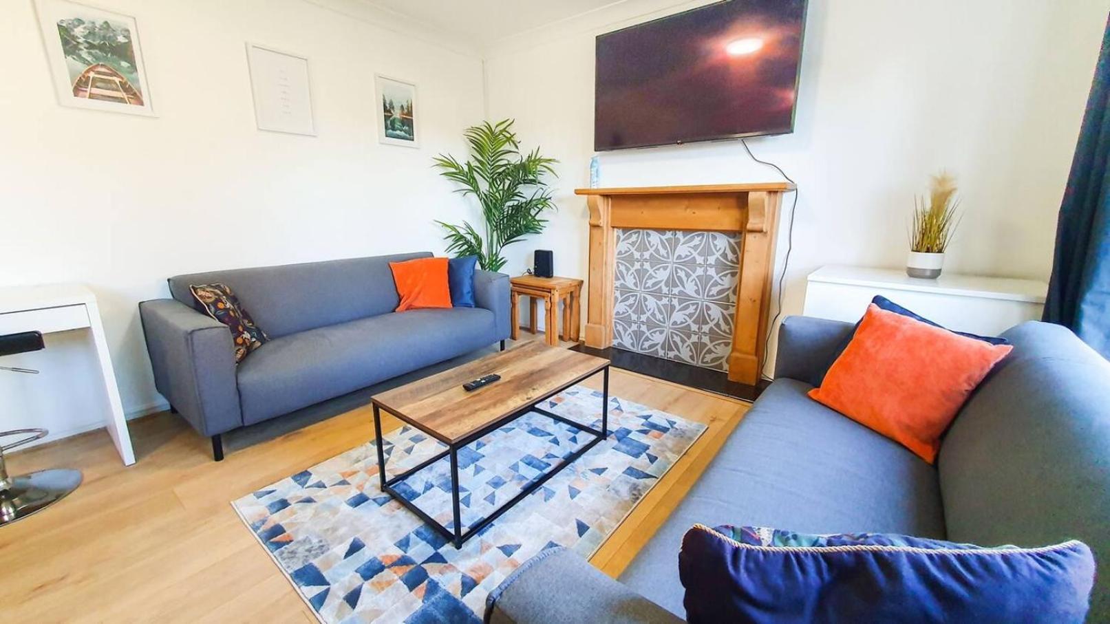 Cheerful 4-bedroom House * Челтенхам