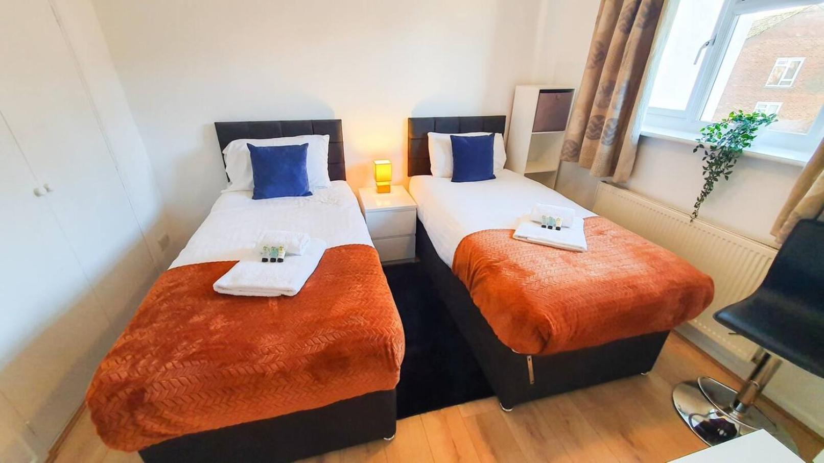 Дом отдыха Cheerful 4-bedroom House Челтенхам